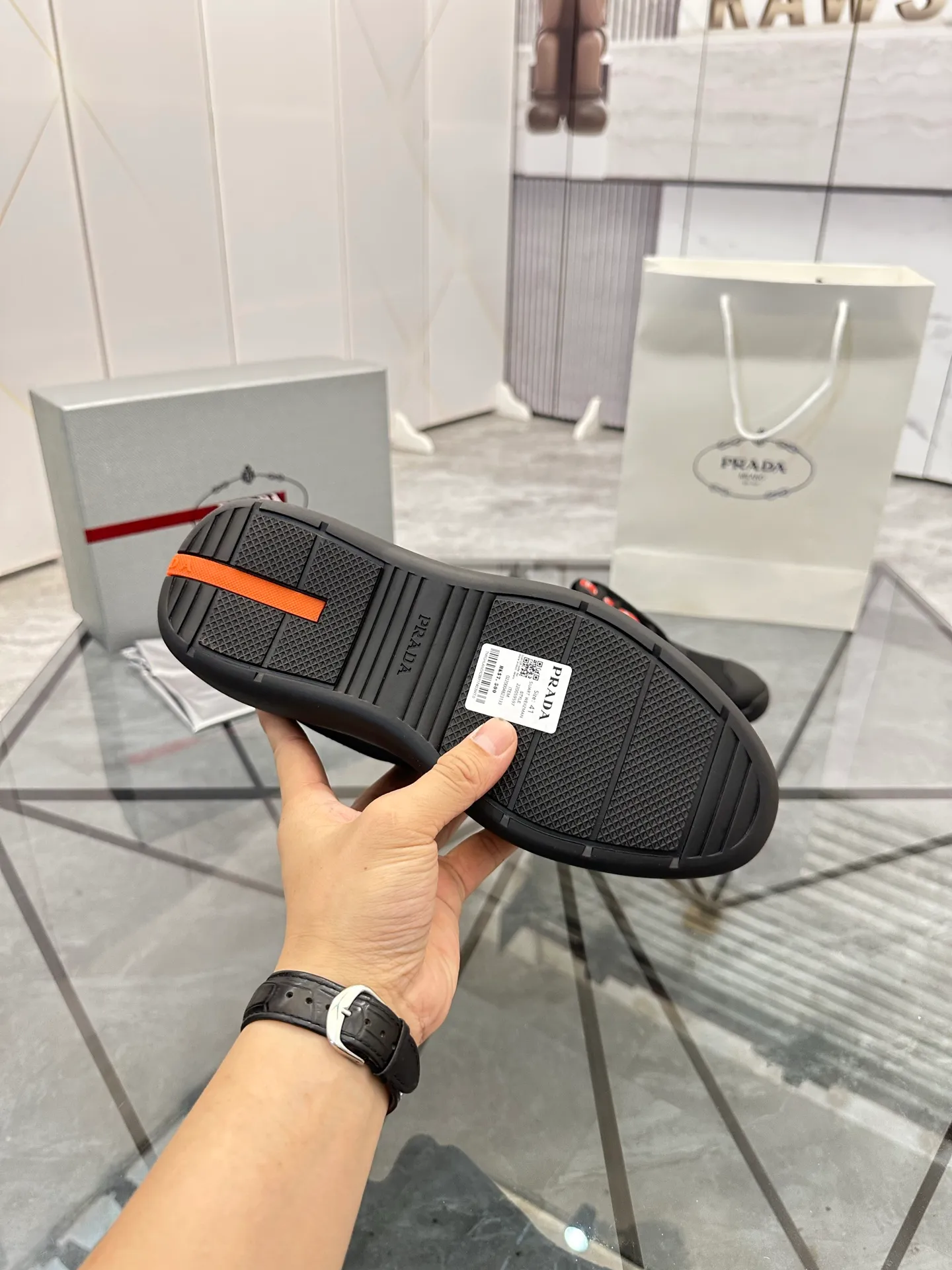 Men's shoes: 💰P660¥ High-end top quality Product trademark: Prada *"Prada*" low-top casual shoes Regular size: 38-45 (can be customized to 46) Product materials: Upper imported silk cowhide spliced ​​with original fabric, breathable lining, original outsole. No.: 001